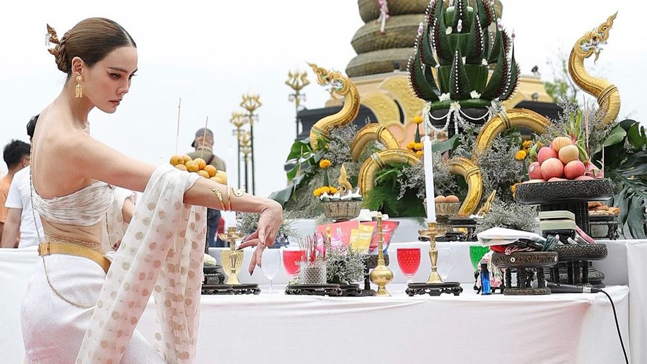 แม้เป็นสาวยุคใหม่ แต่ เจนี่ ก็ทุ่มเทสุดหัวใจร่ายรำบวงสรวงปู่ย่าพญานาค ณ ลานพญาศรีสัตตนาคราช เพราะมีประสบการณ์ที่ทำให้เชื่อหมดใจ ถึงความศักดิ์สิทธิ์.