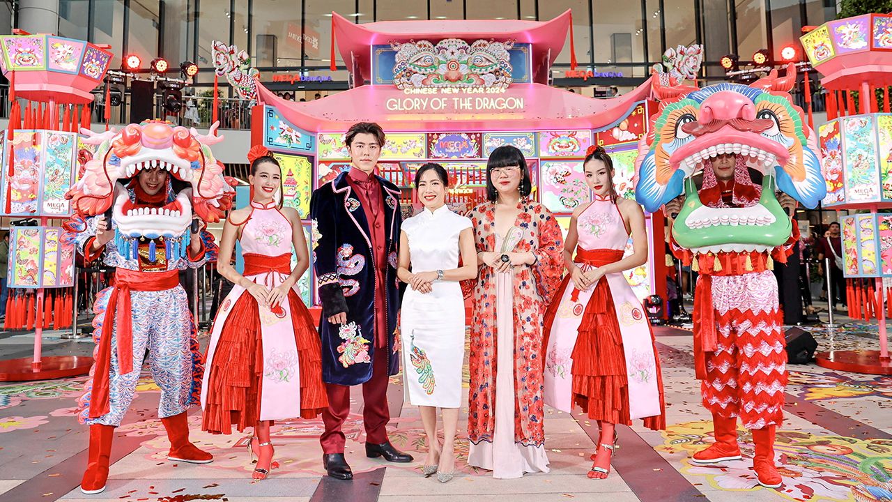 ตรุษจีน  -  วรรณวิมล อรดีดลเชษฐ์ เปิดงาน “MEGABANGNA CHINESE NEW YEAR 2024” ต้อนรับเทศกาลตรุษจีน พร้อมเปิดตัวแลนด์มาร์กแรงบันดาลใจจากผลงานศิลปะสุดเอกซ์คลูซีฟ โดยมี ปัณพัท เตชเมธากุล และ ณภัทร เสียงสมบุญ มาร่วมงานด้วย ที่เมกาบางนา วันก่อน.