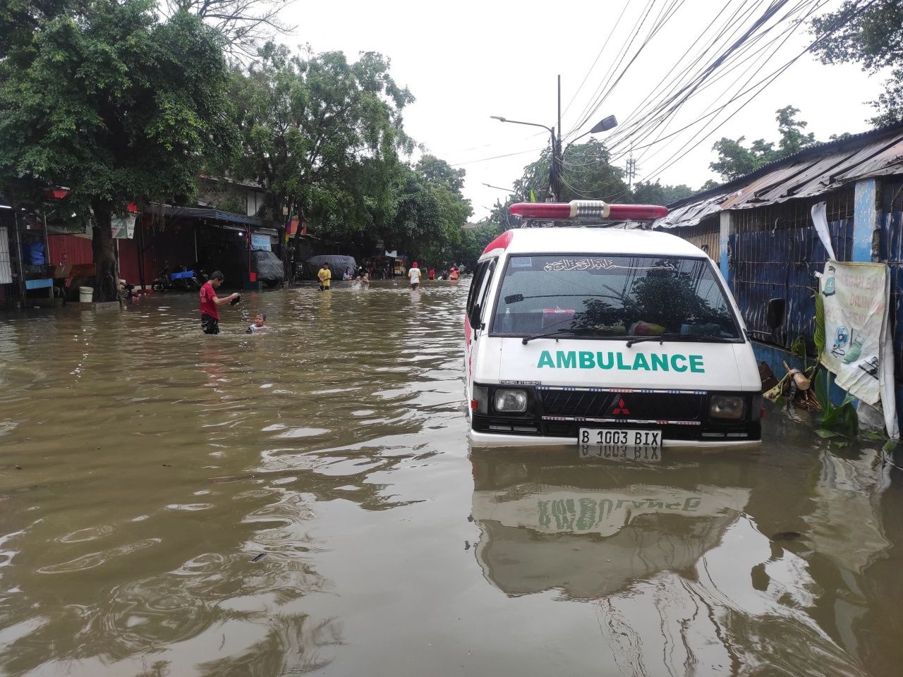 หลายพื้นที่เกิดน้ำท่วม เนื่องจากฝนตกหนัก