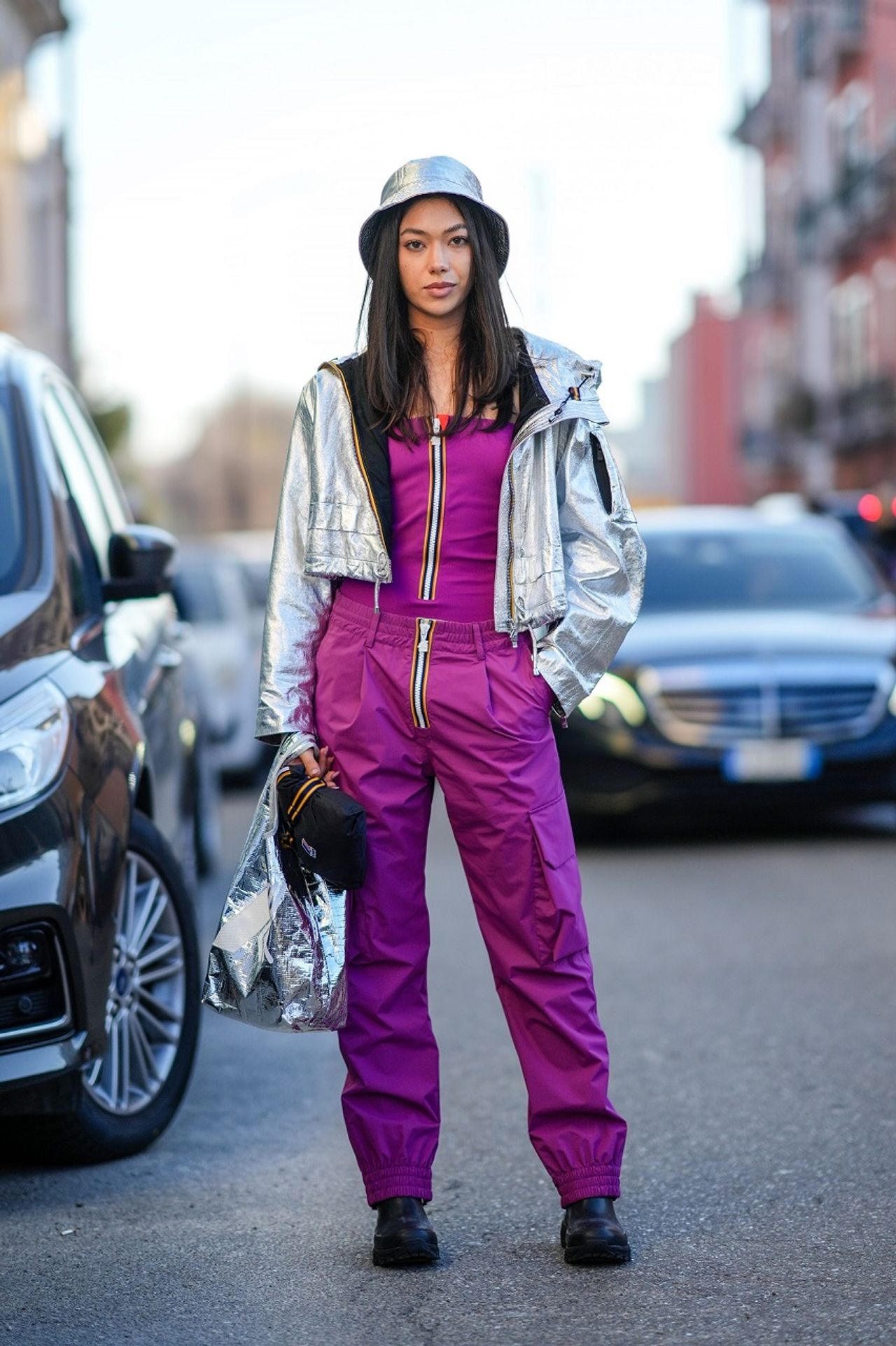 คุมโทนสีม่วงทั้งตัวแล้วเพิ่มแจ็คเก็ตสีเงินก็ทำให้ลุคนี้เก๋และทันสมัยขึ้นได้ ภาพจาก Getty Image