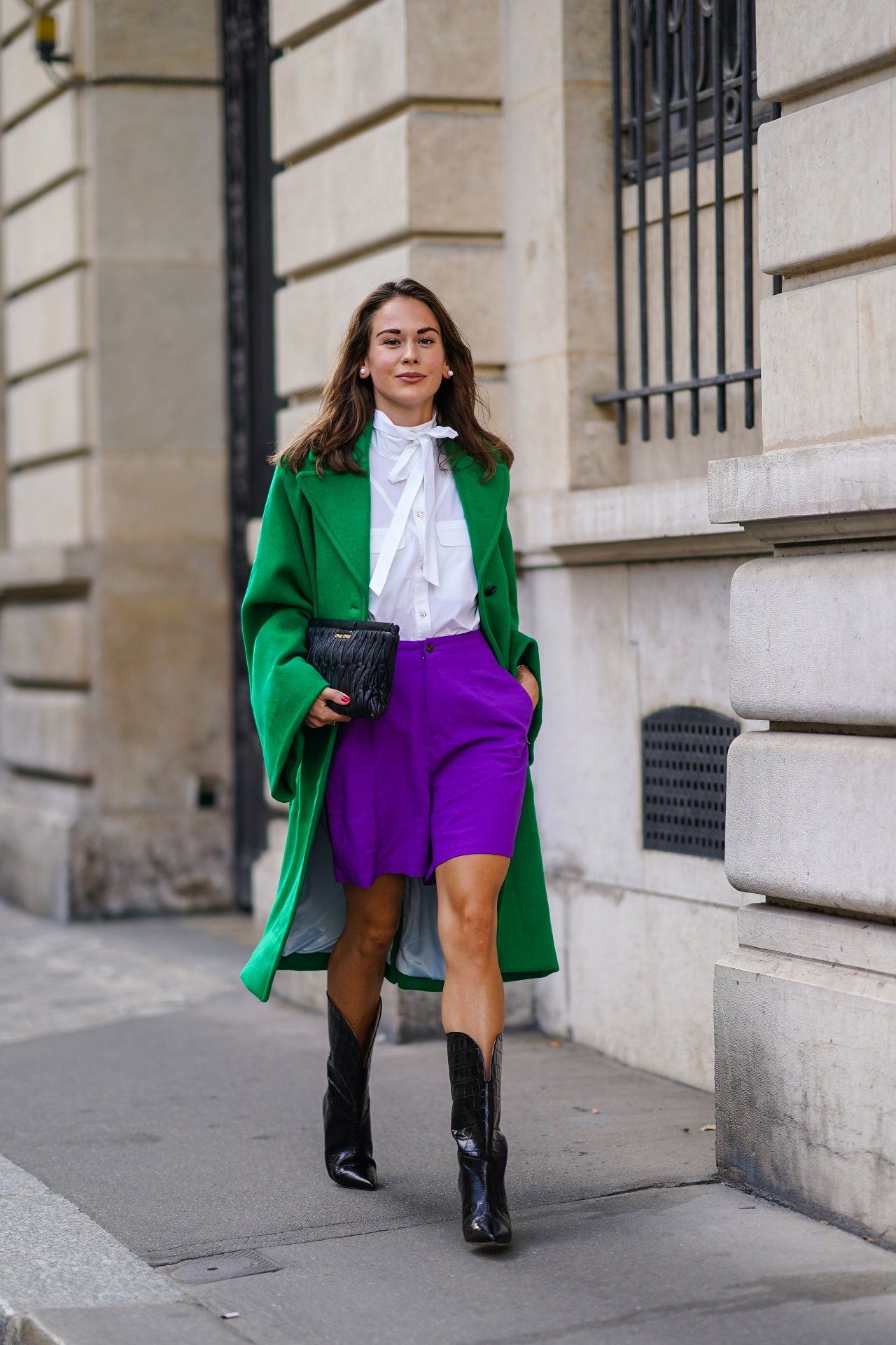 อยากจับคู่สีม่วงกับสีตรงข้ามแต่ไม่อยากให้ดูตัดกันจนเกินไป ลองใช้สีกลางๆ อย่างสีขาวหรือสีดำมาช่วยผสมก็ทำให้ลุคนี้ดูเบาลงและไปด้วยกันได้ดี ภาพจาก Getty Image