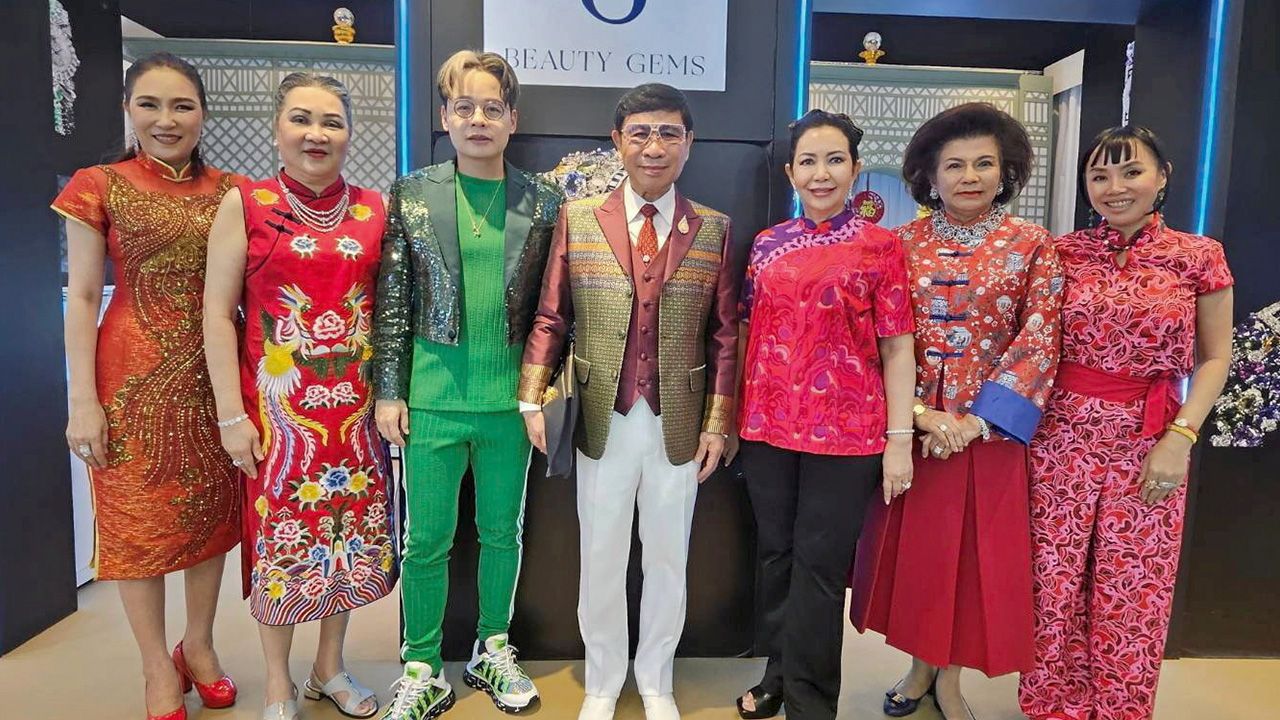 เบิร์ธเดย์ - สุริยน ศรีอรทัยกุล กก.ผจก.บิวตี้เจมส์แฟคตอรี่ จัดงานเลี้ยงฉลองวันเกิดให้ สมศรี โรจน์สราญรมย์ โดยมี ดร.ศักดิ์สิน โรจน์สราญรมย์, ม.ล.ปุญยนุช ดุลยจินดา, มยุรี เตยะราชกุล, ดร.รณิดา นกไทยเจริญ และ พญ.กนกวรรณ จันทอุปฬี มาร่วมงานด้วย ที่เซ็นทรัล ชิดลม วันก่อน.