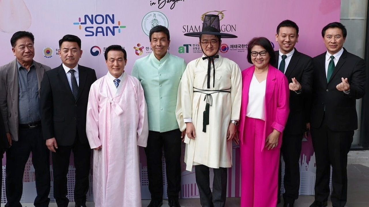 อย่าพลาด - ปาร์ค ยงมิน ทูตสาธารณรัฐเกาหลี เปิดเทศกาลสตรอว์เบอร์รีนานาชาติ “2024 Nonsan Strawberry Festival in Bangkok” จัดถึง 18 ก.พ. โดยมี รศ.ชัชชาติ สิทธิพันธุ์, แบ็ก ซอง ฮยอน, ซอ วอน และ นราทิพย์ รัตตประดิษฐ์ มาร่วมงานด้วย ที่สยามพารากอน วันก่อน.