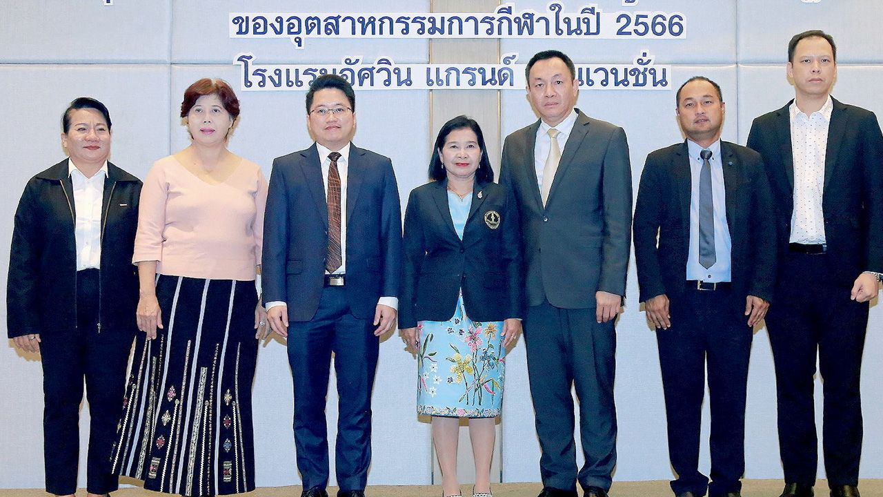 มีมูลค่า - วนิดา พันธ์สอาด รองปลัดกระทรวงการท่องเที่ยวและกีฬา เปิดการประชุมเพื่อนำเสนอผลการประเมินมูลค่าทางเศรษฐกิจของอุตสาหกรรมกีฬาในปี 2566 โดยมี ชาคริต ปิตานุพงศ์, อะคร้าว แสงสิทธิ์ และ อุไรรัตน์ เนาถาวร มาร่วมงานด้วย ที่โรงแรมอัศวิน แกรนด์ วันก่อน.