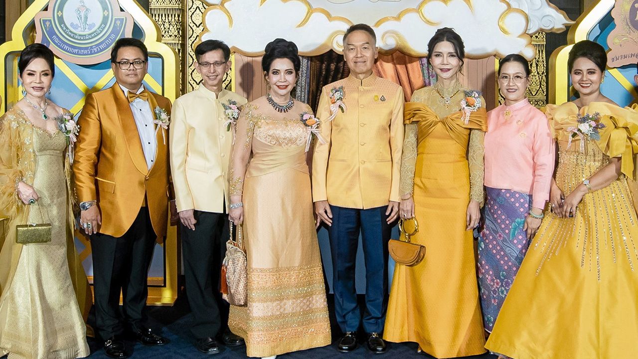 งานกุศล - ดร.โชติวัฒน์ เหลืองประเสริฐ อดีตประธานศาลฎีกา เปิดงาน “เพลินพัสตรา ภูษาแห่งสยาม” ครั้งที่ 4 ให้ ม.ล.ปุญยนุช เกษมสันต์ เพื่อหารายได้มอบให้ รพ.วชิระ โดยมี ผศ.นพ.จักราวุธ มณีฤทธิ์ และ กรทิชาต์ วัฒนพันธุ์ มาร่วมงานด้วย ที่โรงละครอักษรา วันก่อน.