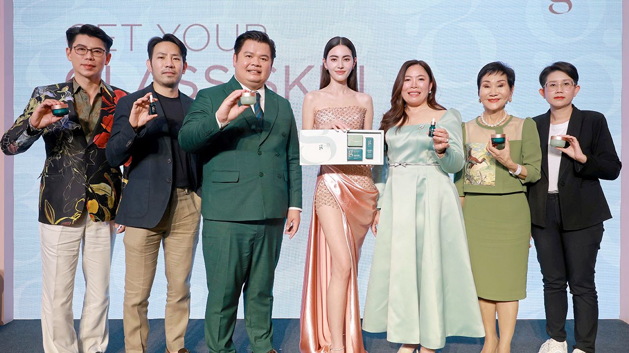 ผิวสวย - ฤทธิชัย ศรีวิจารย์ และ นทพร บุญบุบผา เปิดตัว “GLASS SKIN” แบรนด์สกินแคร์คุณภาพสูง เพื่อผิวสุขภาพดีจากภายใน พร้อมแต่งตั้ง ดาวิกา โฮร์เน่ เป็นพรีเซนเตอร์ โดยมีคุณหญิงชดช้อย โสภณพนิช และ อติโรจน์ โรจน์รัตนวลี มาร่วมงานด้วย ที่เซ็นทรัลเวิลด์ วันก่อน.