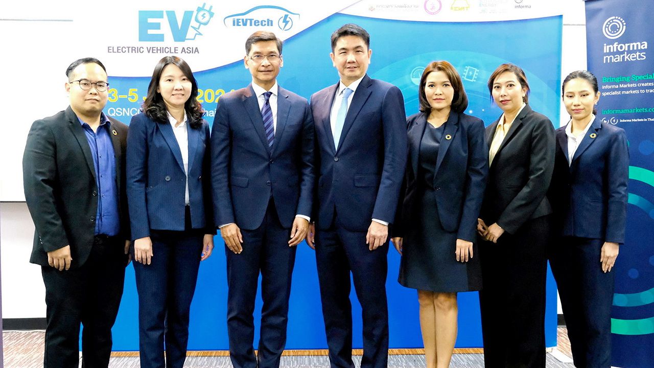 อย่าพลาด - สรรชาย นุ่มบุญนำ และ กฤษฎา อุตตโมทย์ แถลงข่าวการจัด “Electric Vehicle Asia และ iEVTech 2024” งานแสดงเทคโนโลยีด้านยานยนต์ไฟฟ้า ระหว่าง 3-5 ก.ค. ที่ศูนย์ประชุมสิริกิติ์ โดยมี ดร.มนธิรา วัชรสุกาญจน์ มาร่วมงานด้วย ที่อาคารอารีย์ ฮิลล์ วันก่อน.