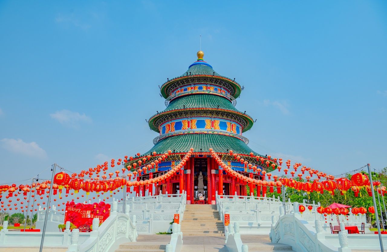 วิหาร อี่ ทง เทียน ไท้ จ.ปราจีนบุรี ภายในตัววิหารเป็นที่ประดิษฐานองค์พระโพธิสัตว์กวนอิมจำลองแบบ มาจากหอบูชาฟ้าหรือหอสักการะฟ้าเทียนถาน ในกรุงปักกิ่ง 