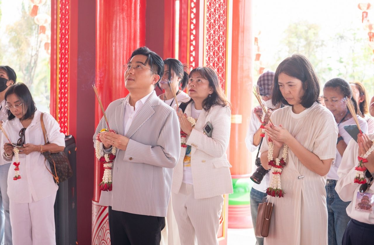 หมอช้าง และ คุณธนินธร โชควัฒนา ผู้อำนวยการฝ่ายสื่อสารองค์กรและธรรมาภิบาล บริษัท สหพัฒนาอินเตอร์โฮลดิ้ง จำกัด (มหาชน)