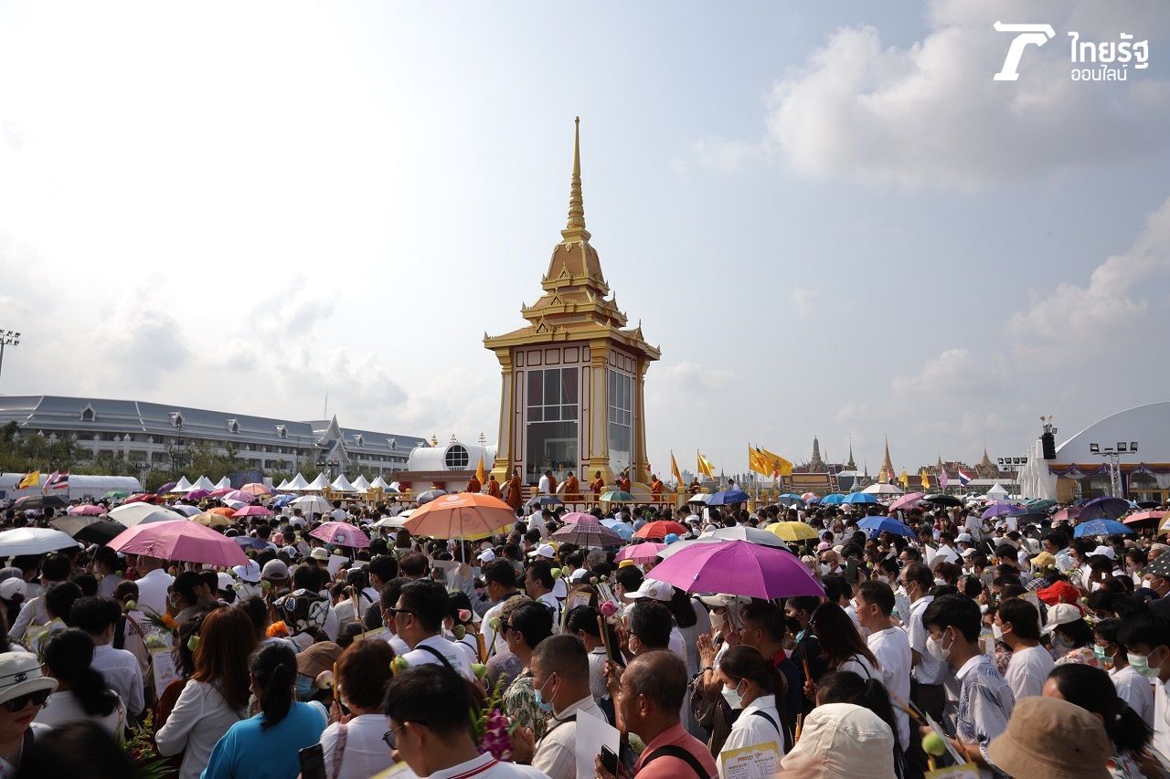 ภาพบรรยากาศการสักการะพระบรมสารีริกธาตุ ที่ท้องสนามหลวง ภาพโดย เอกลักษณ์ ไม่น้อย