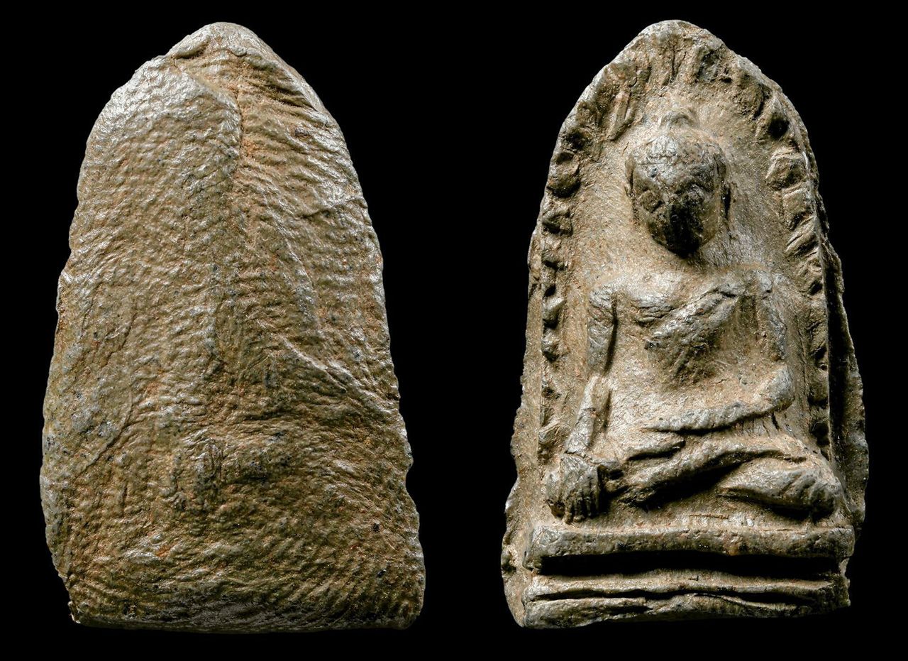 พระรอด พิมพ์ต้อ เนื้อเขียวหินครก วัดมหาวัน ของ ป. สินกาญจน์.