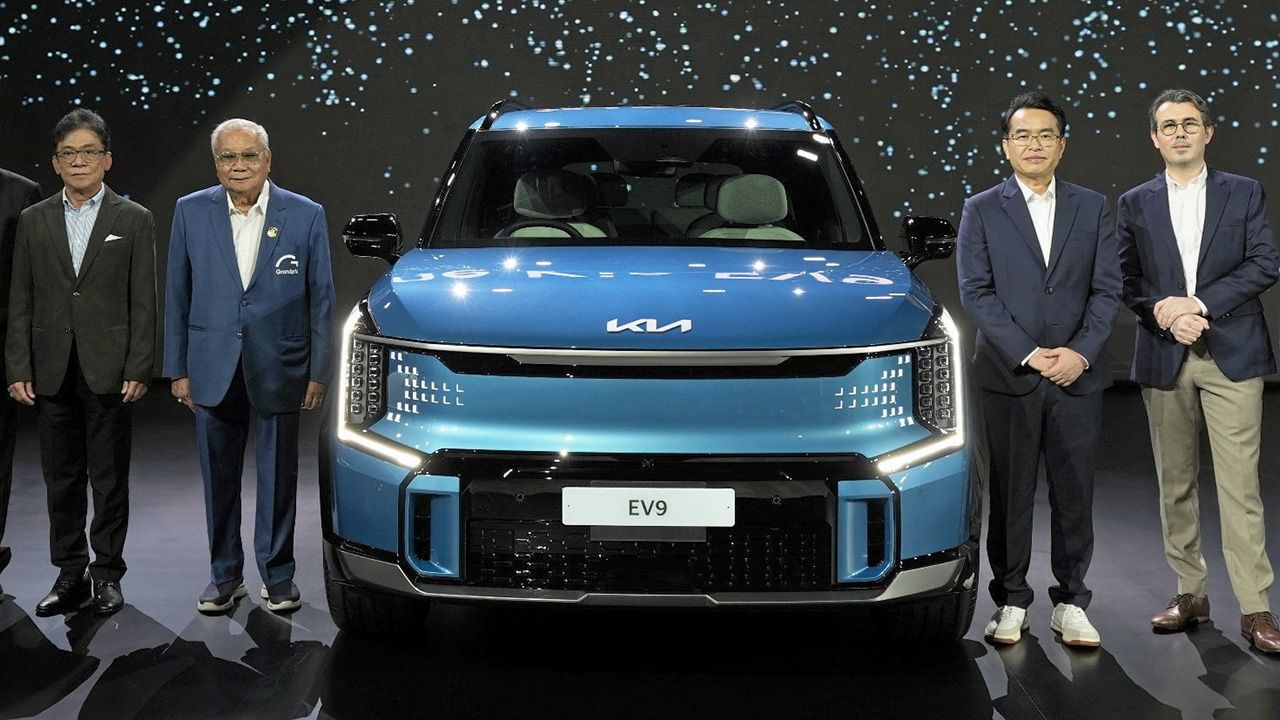 ขับเพลิน จุน โอ อี และ ฌ็อง–ดาวิด คริสติญอง อาเรล เปิดตัว “Kia EV9 “ รถยนต์เอสยูวี 6 ที่นั่ง ขับเคลื่อนด้วยไฟฟ้าเต็มรูปแบบรุ่นแรกในไทย พื้นที่ภายในล้ำสมัยและเทคโนโลยีอัจฉริยะ โดยมี ดร.ปราจิน เอี่ยมลำเนา และ จาตุรนต์ โกมลมิศร์ มาร่วมงานด้วย ที่ศูนย์การประชุมแห่งชาติสิริกิติ์ วันก่อน.