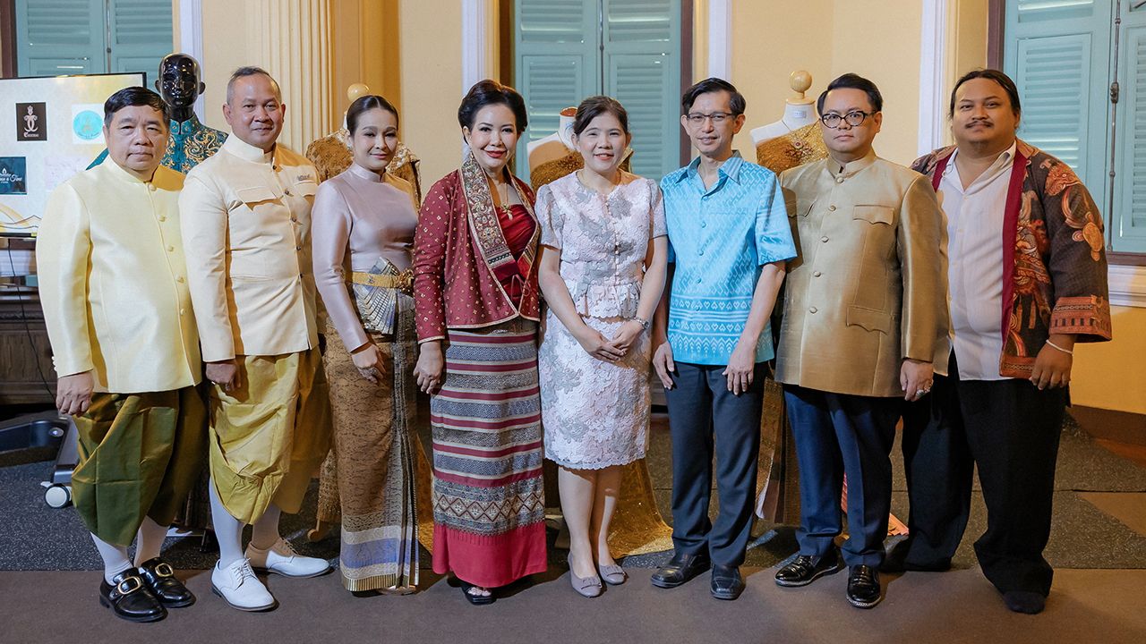 การกุศล  -  รศ.นพ.จักราวุธ มณีฤทธิ์ และ ม.ล.ปุญยนุช เกษมสันต์ ดุลยจินดา แถลงข่าวการจัดงาน “เพลินพัสตรา ภูษาแห่งสยาม” ครั้งที่ 4 ในวันที่ 2 มี.ค. ที่โรงละครอัษรา โดยมี สุดจิตร์ สุดจิตต์, ดร.ไพโรจน์ ทองคำสุก และ สรพล ถีระวงษ์ มาร่วมแถลงด้วย ที่โรงพยาบาลวชิระ วันก่อน.