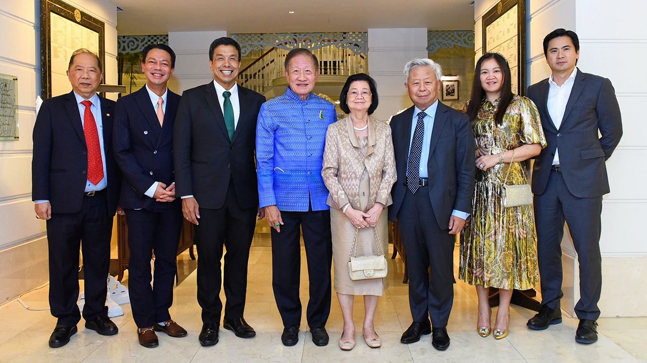 เวลคัม ประยุทธ-สุวิมล มหากิจศิริ จัดงานเลี้ยงต้อนรับ จิน ลี่ฉวิน ประธานธนาคารพัฒนาโครงสร้างพื้นฐานแห่งเอเชีย ในโอกาสมาเยือนประเทศไทย โดยมี รศ.ชัชชาติ สิทธิพันธุ์, ดร.รักษ์ วรกิจโภคาทร และ ไพศาล พืชมงคล มาร่วมงานด้วย ที่โรงแรมแมนดาริน โอเรียนเต็ล วันก่อน.