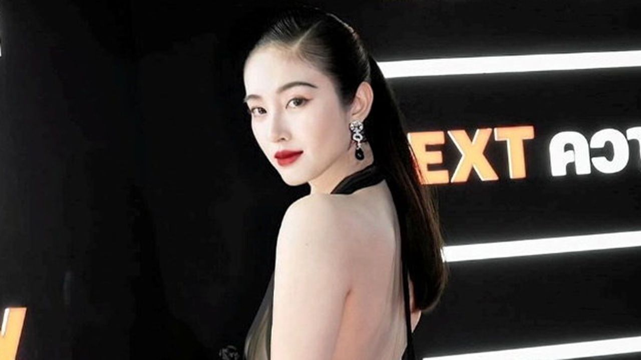 ไปร่วมงาน Netflix เปิดไลน์อัปหนัง-ซีรีส์ไทย ปอย–ตรีชฎา ปรากฏตัวในฐานะดารา โดยจะมีหนึ่งเรื่องที่กลับมาแสดงในรอบ 5 ปี แถมรับก่อนแต่งงาน 2 วันถึงขั้นคุณสามีไปนอนเฝ้าที่กองเลยทีเดียว.