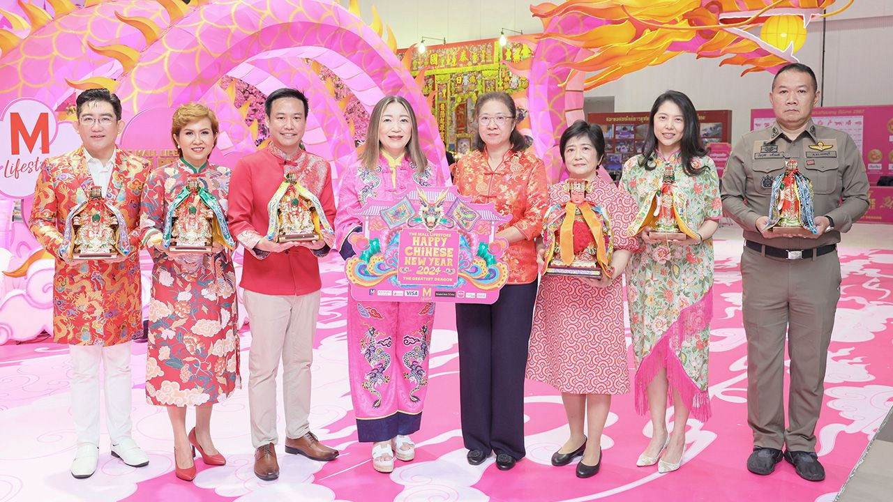 ขอพรเทพเจ้า ระวีพรรณ แก้วเพียงเพ็ญ รอง ผวจ.นนทบุรี เปิดงาน “The Mall Lifestore Happy Chinese New Year 2024” ชวนสักการะ 5 พญาเทพเจ้ามังกร โดยมี วรลักษณ์ ตุลาภรณ์, นิรัตน์ บูชาสุข และ ดร.คฑา ชินบัญชร มาร่วมงานด้วย ที่เดอะมอลล์ไลฟ์สโตร์ งามวงศ์วาน วันก่อน.