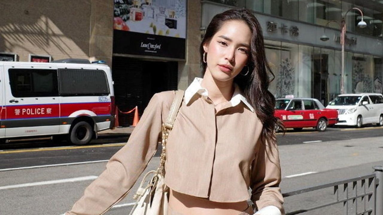 ว่าที่เจ้าสาวใบหม่อน–กิตติยา เอาภาพตอนไปฮ่องกงมาโพสต์ แจ็ค แฟนฉัน เข้ามาเมนต์ทันทีว่าฝีมือตนถ่าย แต่ ใบหม่อน ก็ สวน “ทำหน้าหงิกบ่อย” ...อ้าว กล้าหือ!!