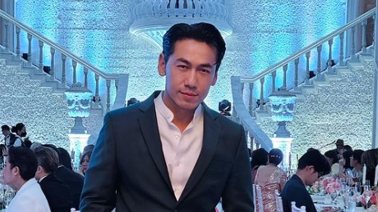 ด้วยความเป็น บลิ้งค์ ก็เลยอินไปหน่อย ไปถ่ายรายการที่บ้าน พีเค–ปิยวัฒน์ แต่ ดีเจเพชรจ้า ดันเล่าว่า ลิซ่า ก็ซื้อที่หมู่บ้านนี้ด้วย ทัวร์ลงหนักเลย จนต้องออกมา ขอโทษ.