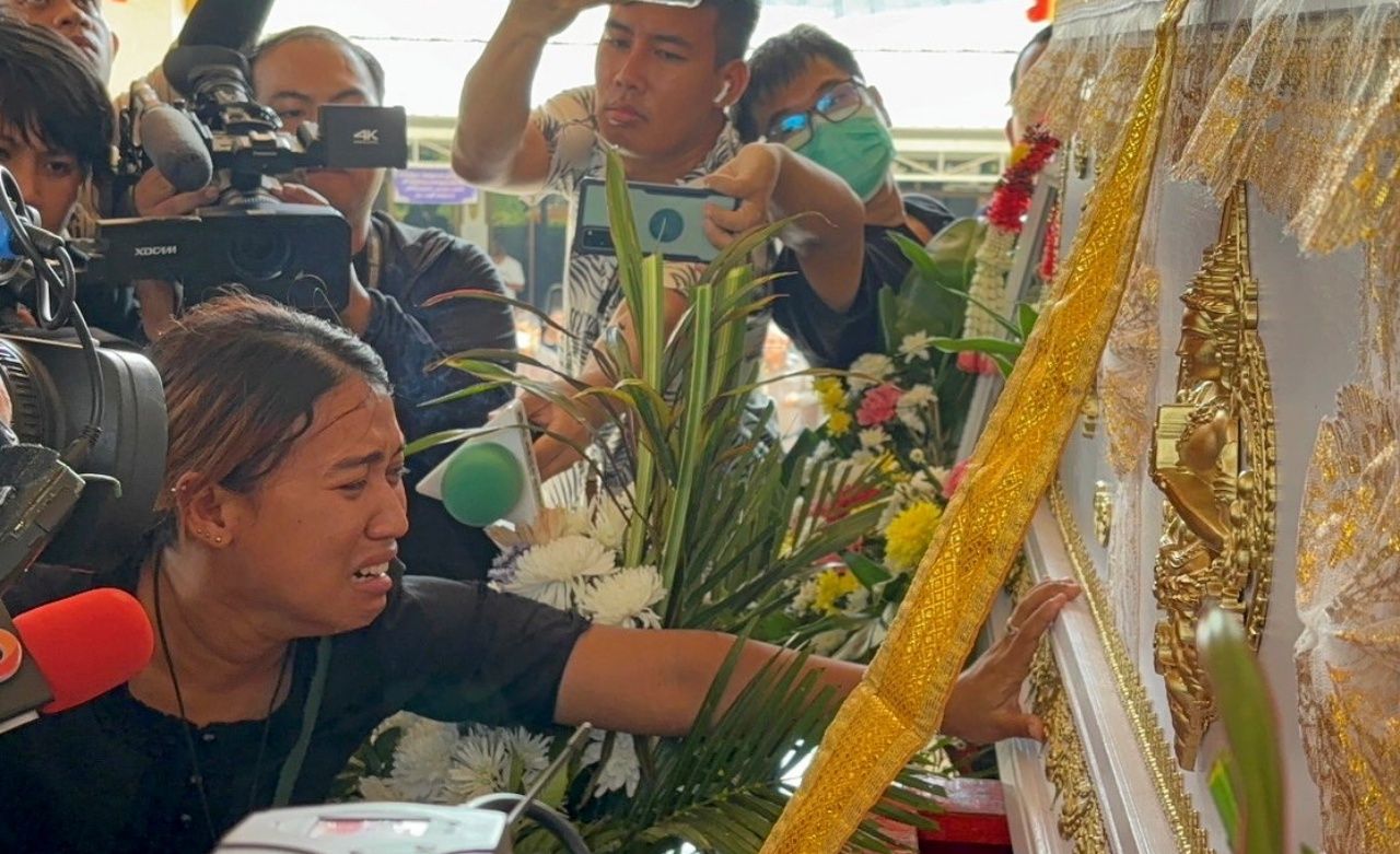 น้องพร ร่ำไห้เคาะโลงขอโทษ เป็นต้นเหตุทำให้สามีตาย