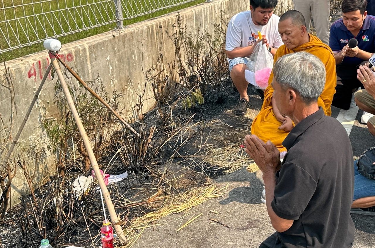 ญาติหนุ่มโรงงาน นิมนต์พระสงฆ์ทำพิธีเชิญดวงวิญญาณกลับบ้าน 