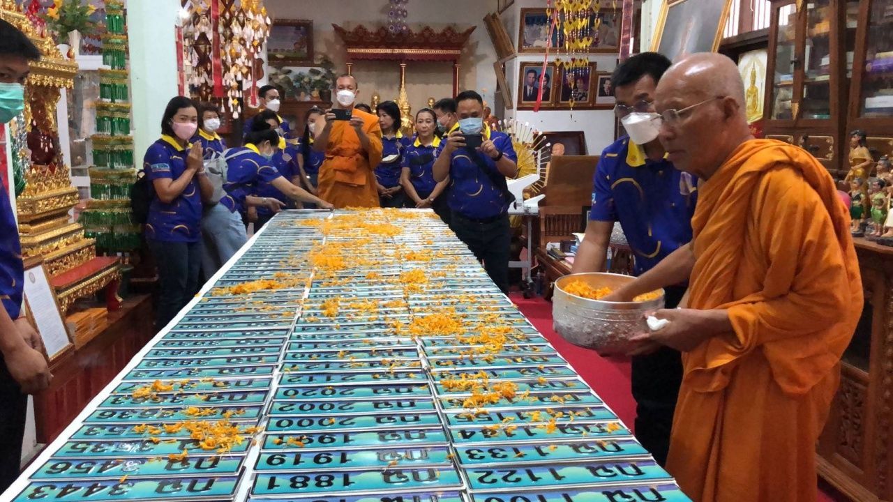 นักธุรกิจหนุ่มประมูลทะเบียนสวย "นครพนม" เลข 9999 ทุบสถิติ 2.4 ล้าน