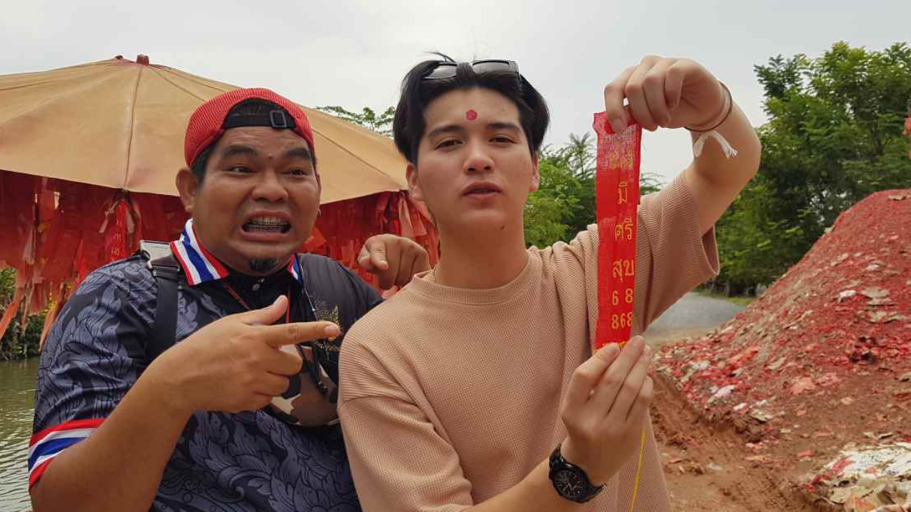 คอหวยส่อง "เลขเด็ด" นักร้องดัง ขอพรพระพิฆเนศ วัดสว่างอารมณ์ ลุ้นโชคงวดนี้