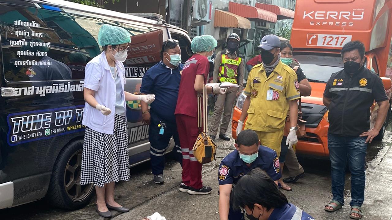 กระบะรีบส่งของ ถอยรถเข้าซอยทับยายวัย 89 ที่เดินออกกำลังกายตายคาที่