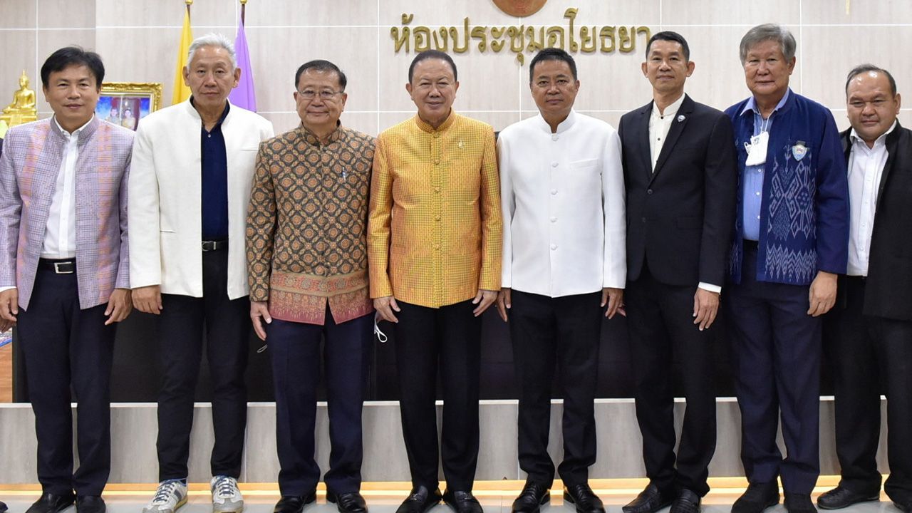 ปรึกษาหารือ - สนั่น อังอุบลกุล นำคณะกรรมการหอการค้าไทย เข้าพบหารือ วีระชัย นาคมาศ ผวจ.พระนครศรีอยุธยา ในโอกาสเยี่ยมเยือนหอการค้าจังหวัด โดยมี จรูญศักดิ์ ศรีโภชน์สมบูรณ์ และ ภูมินทร์ หะรินสุต มาร่วมหารือด้วย ที่ศาลากลางจังหวัดพระนครศรีอยุธยา วันก่อน.