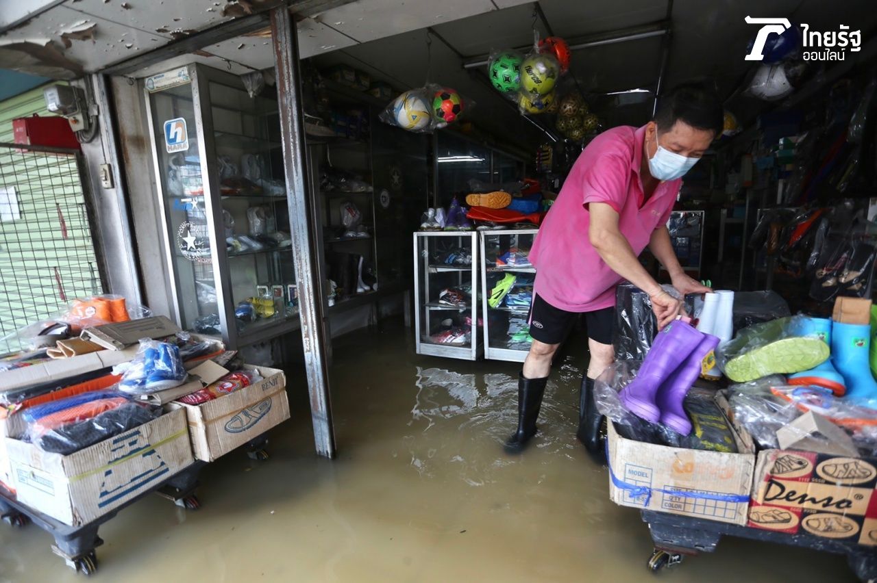 รองเท้าบูตคืออุปกรณ์จำเป็นที่ช่วยป้องกันอันตรายจากน้ำท่วมได้ดี