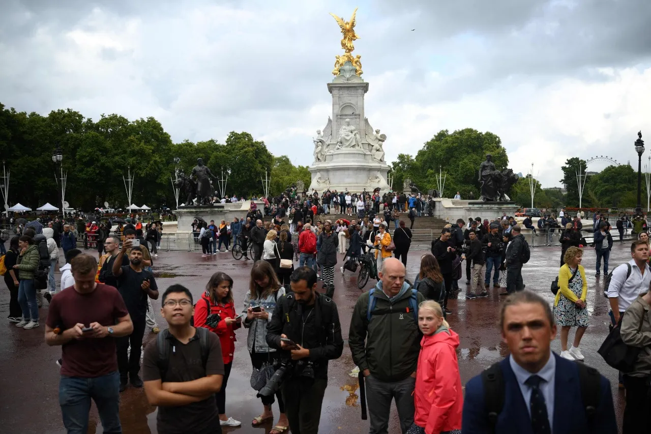ประชาชนมาชุมนกันอยู่ที่บริเวณด้านหน้าพระราชวังบักกิงแฮม ในกรุงลอนดอน ด้วยความเป็นห่วงสมเด็จพระราชินีนาถเอลิซาเบธที่ 2 หลังทราบข่าวพระองค์ต้องทรงได้รับการดูแลทางการแพทย์เป็นพิเศษ​ เมื่อ 8 ก.ย.65