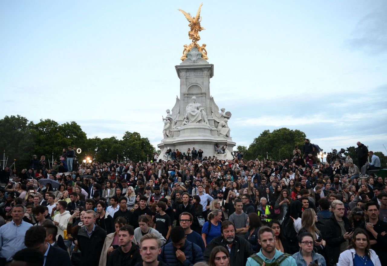 ประชาชนในอังกฤษมายังบริเวณด้านหน้าพระราชวังบักกิงแฮมด้วยความโศกเศร้า หลังจากสมเด็จพระราชินีนาถเอลิซาเบธที่ 2 สวรรคต เมื่อวันที่ 8 ก.ย.2565