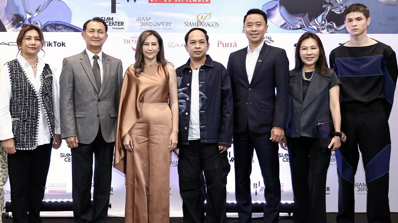 อย่าพลาด ธณพร ตันติยานนท์ และ เอกวิทย์ ชัยวรานุรักษ์ แถลงข่าวการจัดงาน “สยามพารากอน บางกอก อินเตอร์เนชั่นแนล แฟชั่น วีค 2022” ระหว่าง 21-25 ก.ย. โดยมี กฤษฎา รัตนพฤกษ์, สมุทร ตังคชวนะ และ พัทธ์สิตา สิทธิพรวัฒนากุล มาร่วมงานด้วย ที่สยามพารากอน วันก่อน.