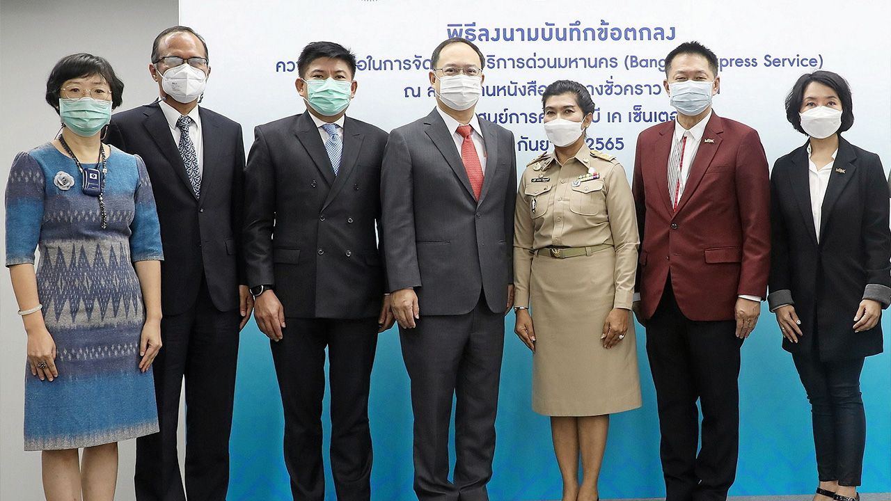 จุดบริการ - ฉัตรชัย วิริยเวชกุล, มาศวัลย์ ปิ่นสุวรรณ และ สมพล ตรีภพนารถ ลงนามความร่วมมือในการตั้งจุดบริการด่วนมหานคร “Bangkok Express Service” สำนักงานหนังสือเดินทางชั่วคราว ปทุมวัน เพื่อให้บริการความสะดวกแก่ประชาชน ที่ศูนย์การค้าเอ็มบีเค เซ็นเตอร์ วันก่อน.