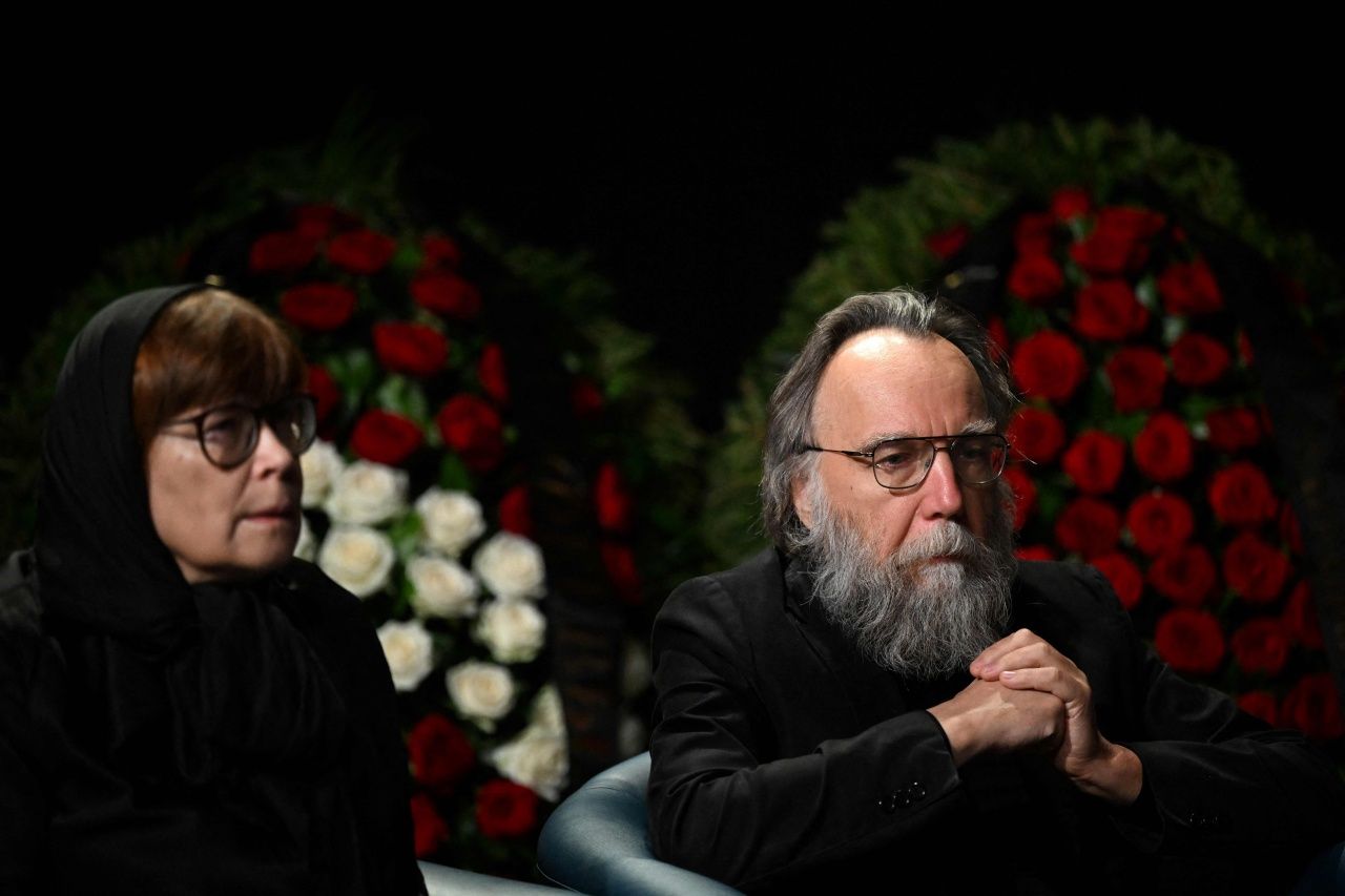 อเล็กซานเดอร์ ดูกิน นักปรัชญา เศร้าเสียใจในงานศพของลูกสาว ดาเรีย ดูกินา ซึ่งเสียชีวิตจากเหตุคาร์บอมบ์เมื่อคืนวันเสาร์ที่ 20 ส.ค.65