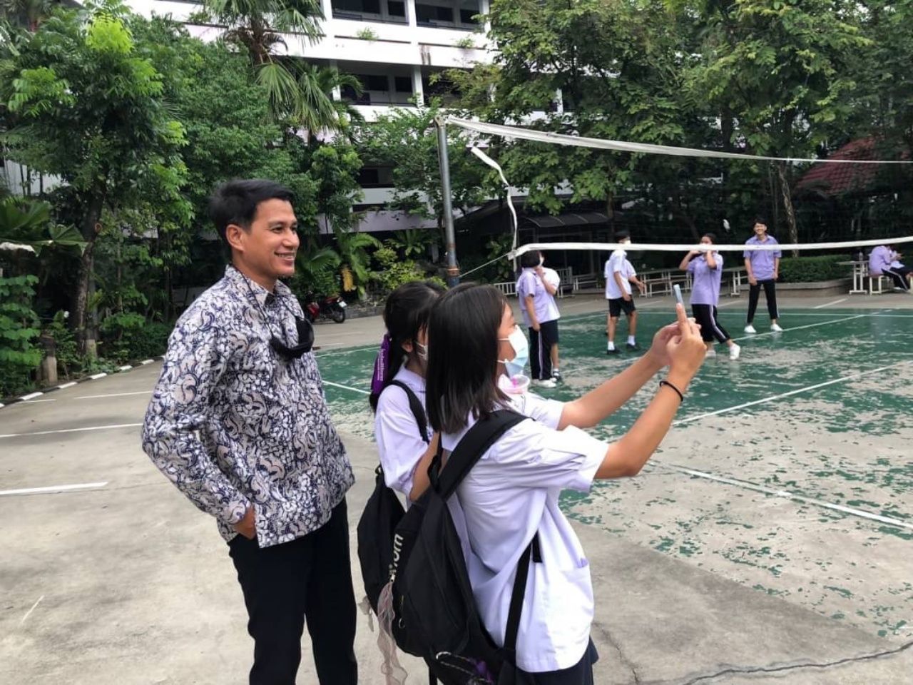 ดร.สายันต์ ต่ายหลี ผู้อำนวยการโรงเรียนสิริรัตนาธร กำลังพูดคุยกับเด็กๆ อย่างเป็นกันเอง