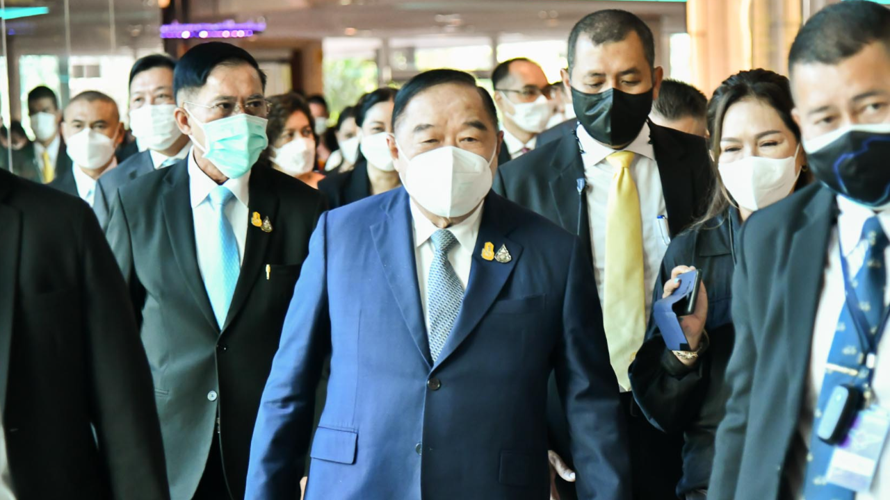 “บิ๊กป้อม” ไม่รู้ FC ทำเพจโปรโมตผลงาน ปัดตอบลงพื้นที่ร่วมกันแบบ “3 ป.”