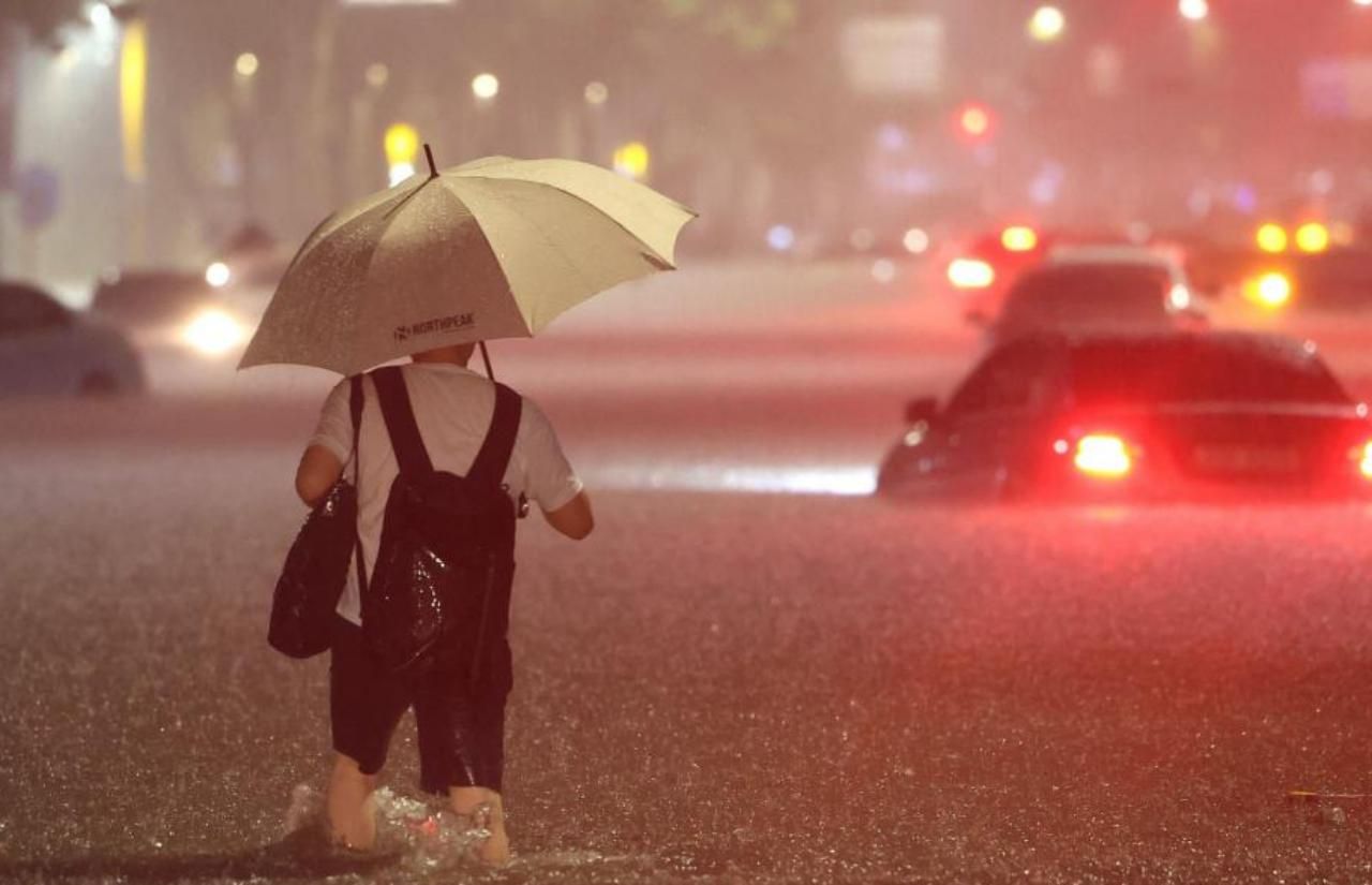 น้ำท่วมรถยนต์ บนท้องถนนหลายสายในกรุงโซล