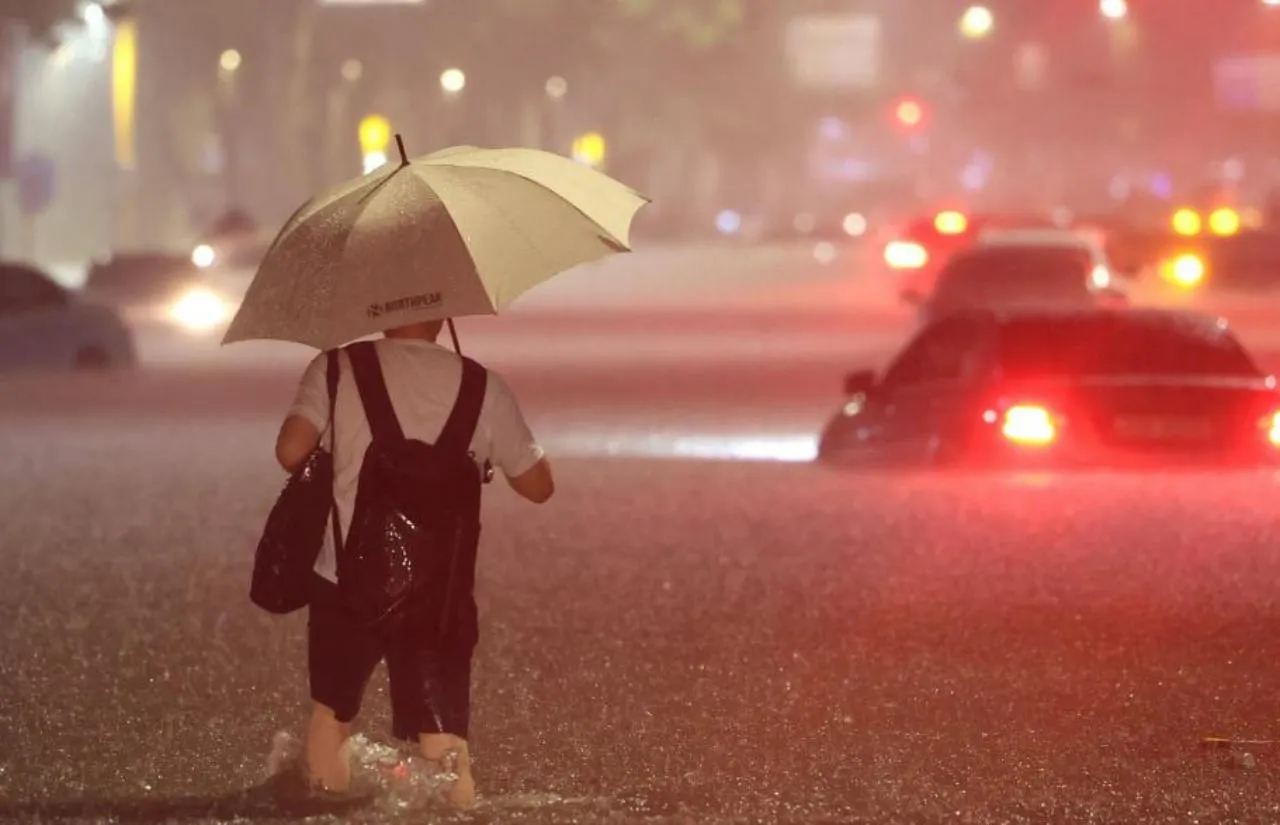 น้ำท่วมรถยนต์ บนท้องถนนหลายสายในกรุงโซล