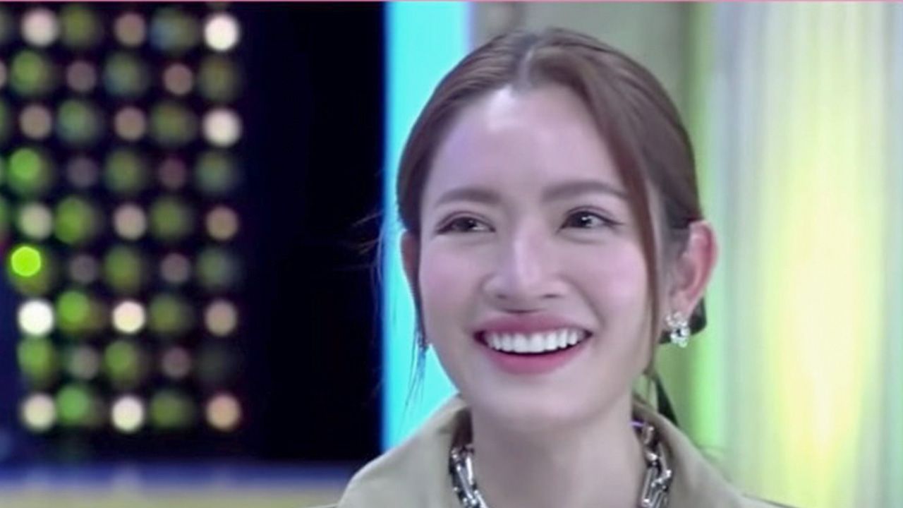 หลุดก๊ากสนั่นจนทีวีโยกเลย! เมื่อนั่งดู “3 แซ่บ” แล้ว พี่เบิร์ด ถาม แอฟ-ทักษอร ว่า “อยากมีแฟนใหม่ๆมั้ย?” แม่ก็ตอบทันทีว่า “ใหม่ค่ะ เก่าไม่เอา”...แซ่บซะ พี่เบิร์ด ขอจับมือเลย!