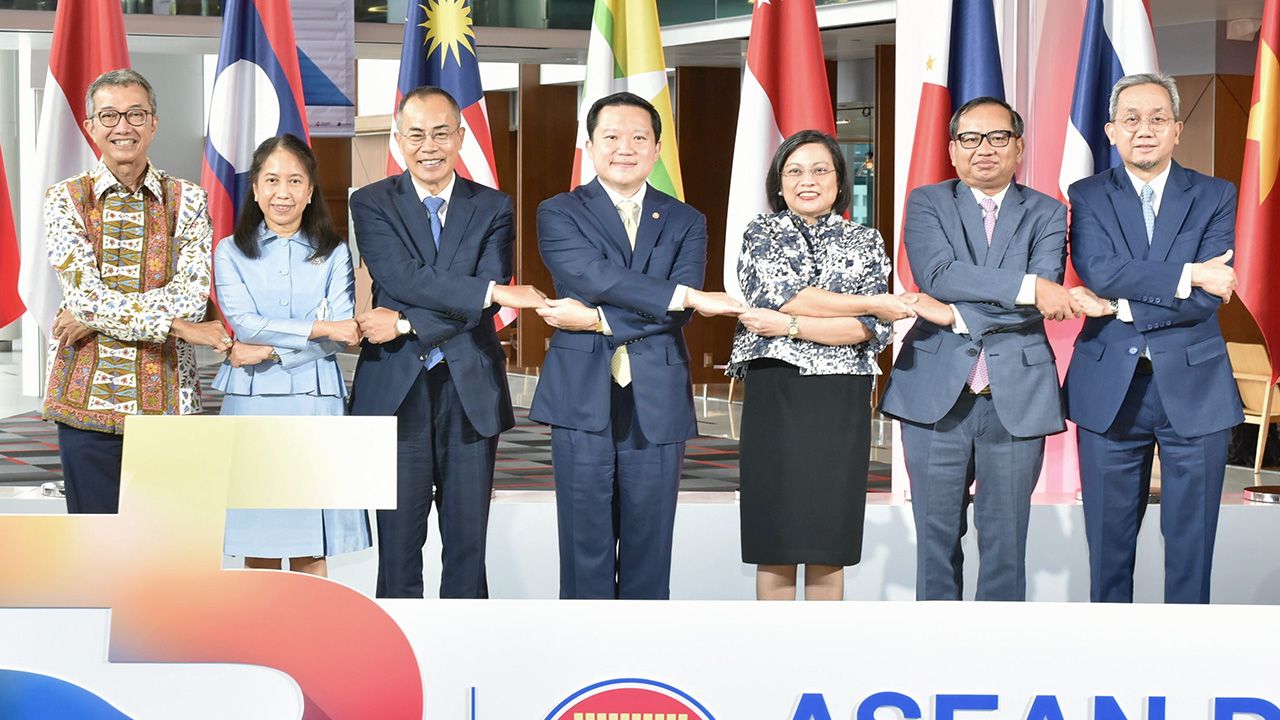 55 ปี ฐาปน สิริวัฒนภักดี จัดงานเฉลิมฉลอง 55 ปี อาเซียน และสัมมนา C asean Forum 2022 ครั้งที่ 2 โดยมี อูก ซอร์พวน, ฟาน จี๊ ทัญ, มิลลิเซนต์ ครุซ-ปาเรเดส, ระห์หมัด บูดีมัน, ฮาจี ซัลเละฮ์ และ อุศณา พีรานนท์ มาร่วมงานด้วย ที่ CW Tower ถนนรัชดาภิเษก วันก่อน.