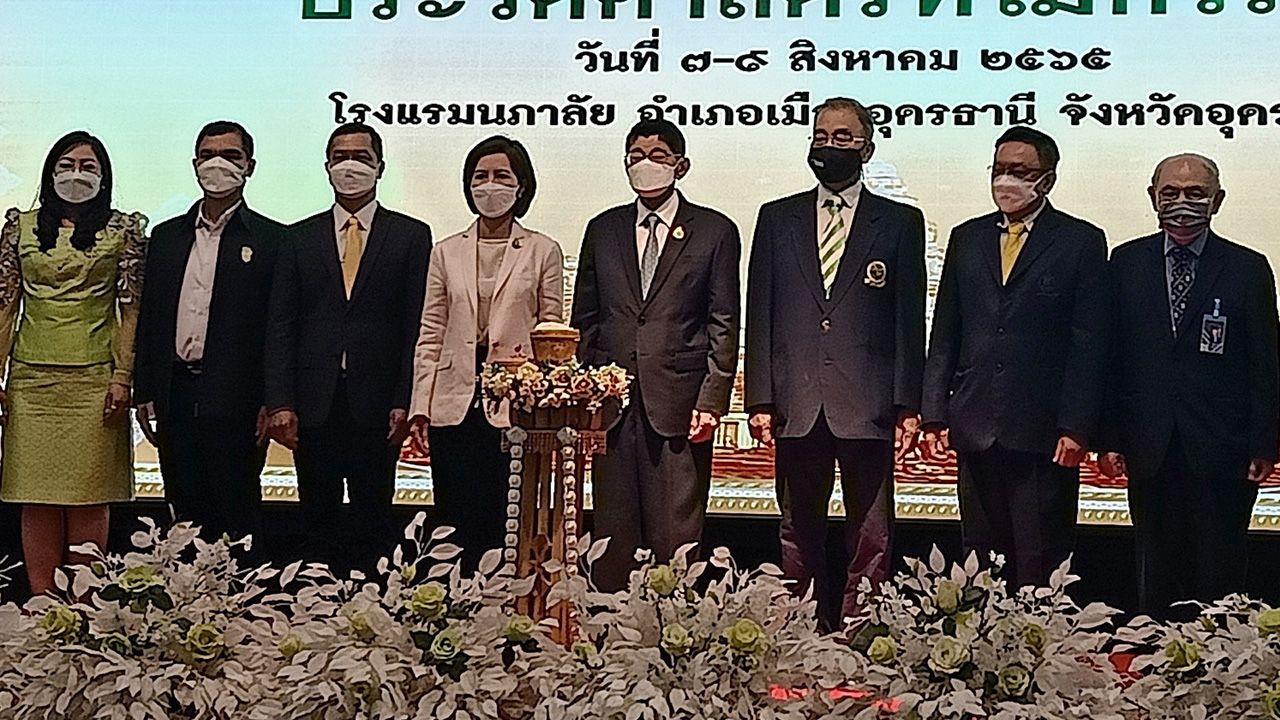 สัมมนา ดร.วิษณุ เครืองาม รองนายกรัฐมนตรี เปิดงานสัมมนาผู้บริหารโรงเรียนไทยรัฐวิทยา ในหัวข้อประวัติศาสตร์ที่ไม่ควรลืม โดยมี ตรีนุช เทียนทอง, ดร.เกศทิพย์ ศุภวานิช, มานิจ สุขสมจิตร และ สมชาย กรุสวนสมบัติ มาร่วมงานด้วย ที่โรงแรมนภาลัย จ.อุดรธานี วันก่อน.