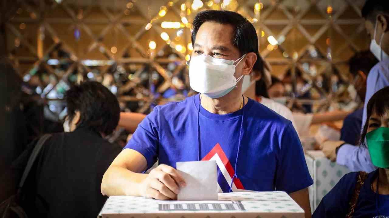 "พีระพันธุ์" นั่งหัวหน้า "รวมไทยสร้างชาติ" ไม่สน วิจารณ์ร่างทรงรัฐบาล