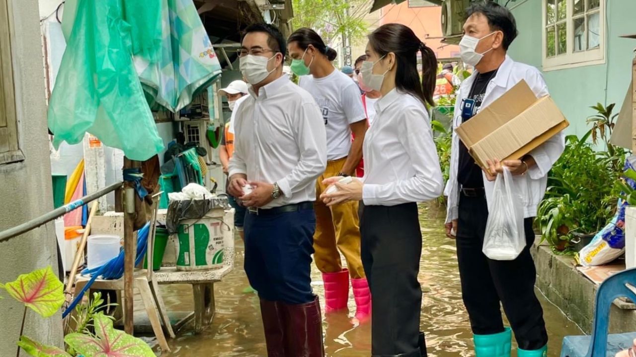 “ส.ส.-ส.ก.เพื่อไทย” ลุยน้ำท่วม เร่งประสาน กทม.ช่วยเหลือประชาชน