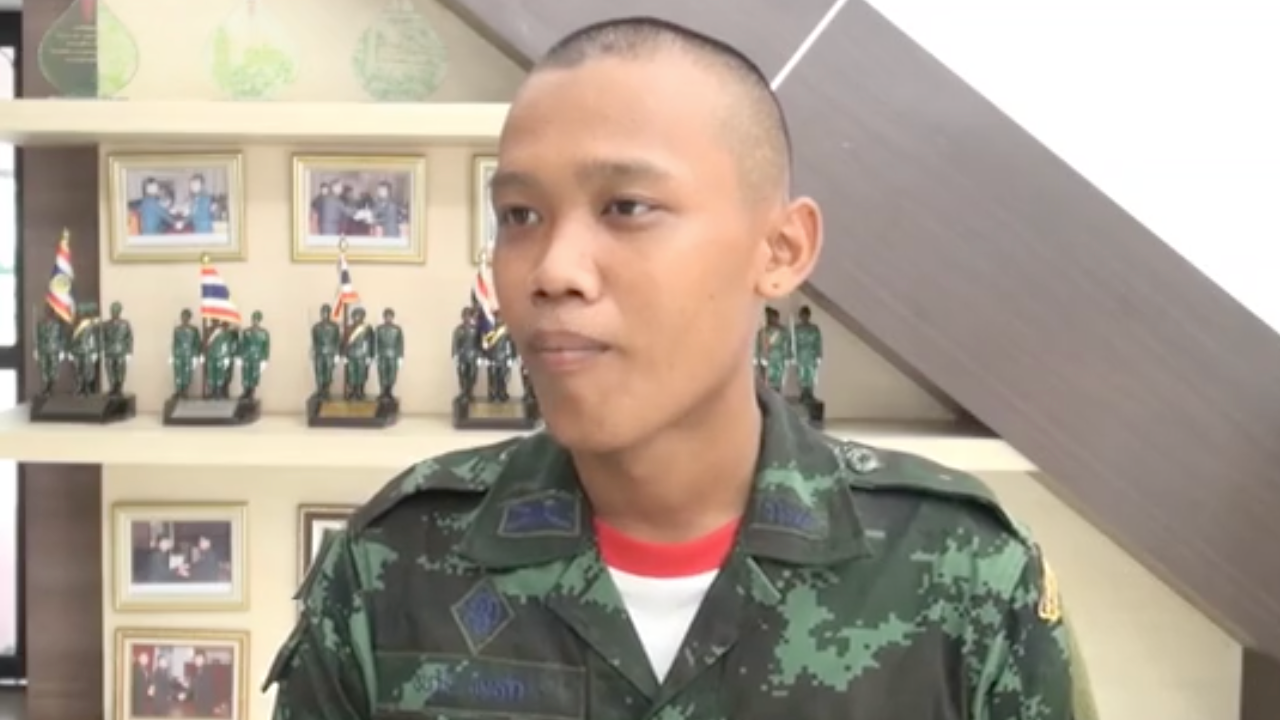 เปิดใจ "พลทหาร" กระโดดลงไปช่วยรถเสียหลักจมน้ำ รอด 3 ชีวิต คุณแม่สุดภูมิใจ