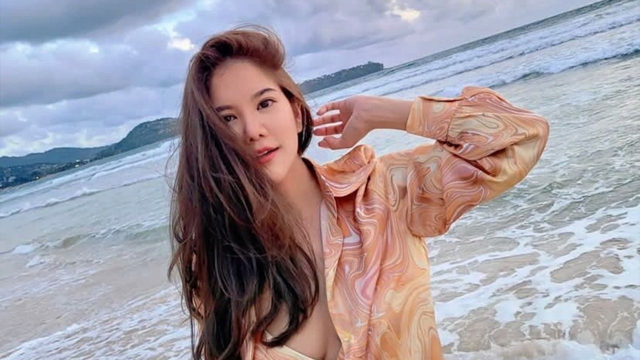 สวมบทคุณแม่ดูแล ‘น้องทะเล’ ลูกชายสุดเลิฟแบบฟูลไทม์ นานๆทีแม่ ก้อย–รัชวิน จะลุกขึ้นมาอวดความแซ่บแหวกเนินอกเบาๆ พาทะเลภูเก็ตไฟลุก พ่อตูน ไม้เรียวสั่นแน้ววว...ว.