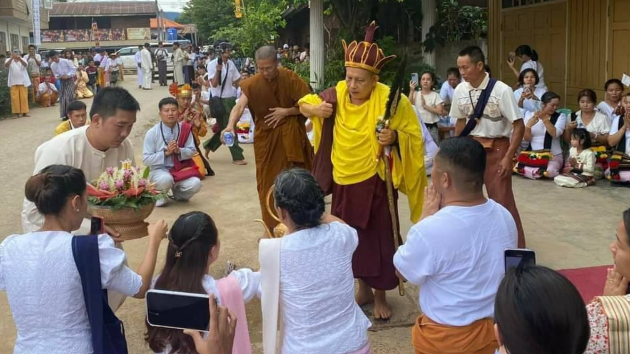 ครูบาบุญชุ่ม ไปเมืองหาง ทำบุญยกยอดฉัตรสถูปเจดีย์สมเด็จพระนเรศวรฯ