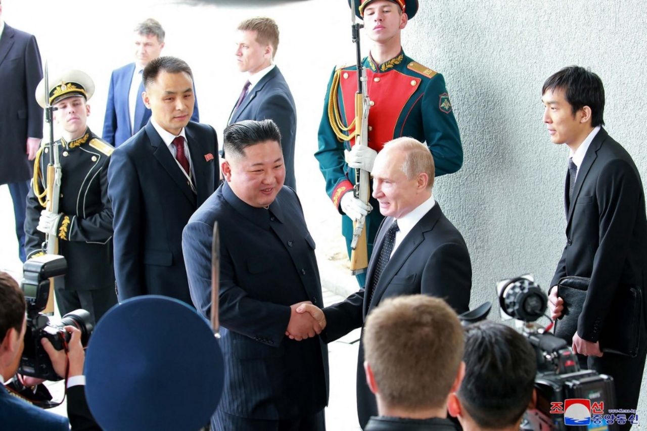 คิม จอง อึน ผู้นำเกาหลีเหนือ เดินทางไปพบหารือกับประธานาธิบดีวลาดิเมียร์ ปูตินที่เมืองวลาดิวอสตอค ในรัสเซีย เมื่อ 25 เม.ย. 2562