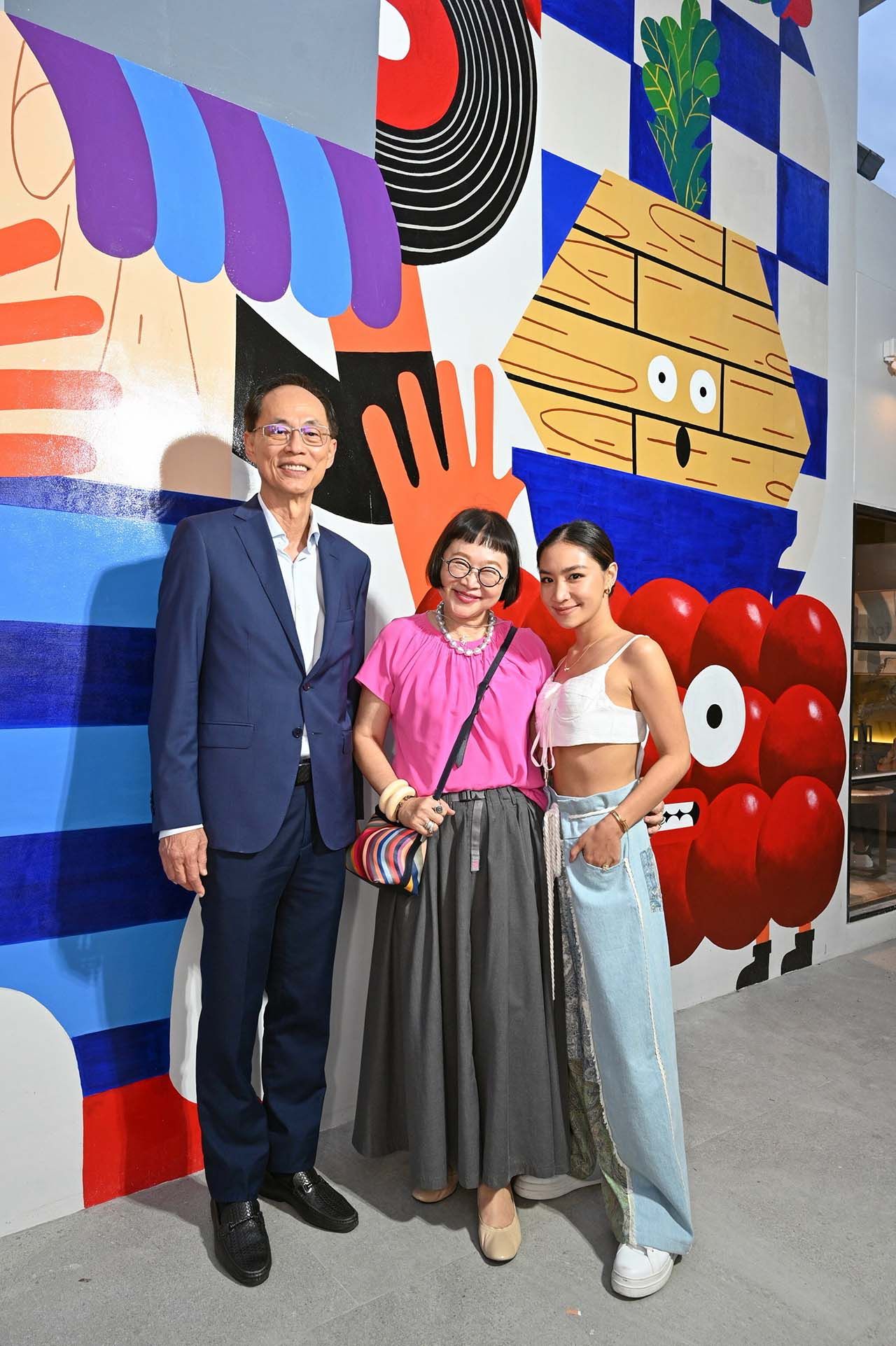 โยธิน เนื่องจำนงค์ ต้อนรับ อรุโณชา ภาณุพันธุ์ และ ณิชชา ธนาลงกรณ์.
