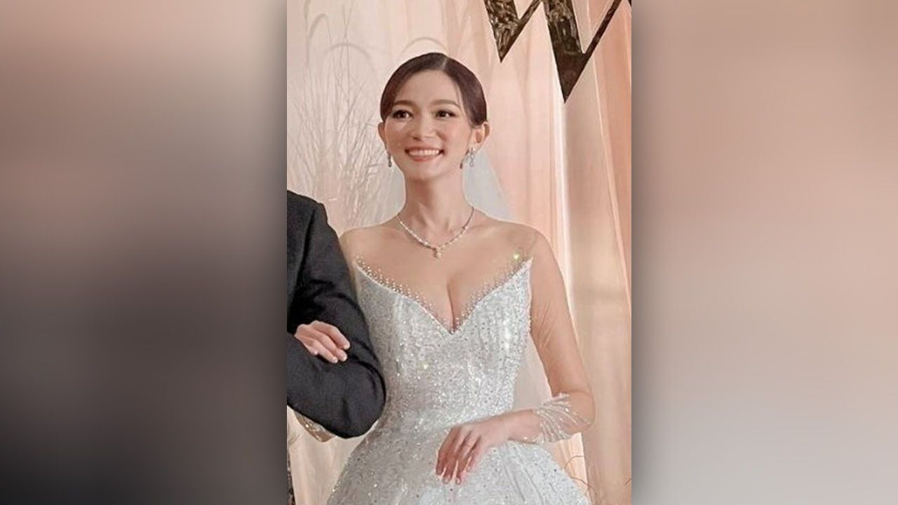 วันแม่อีกเหมือนกัน วิกกี้–พีมนต์ญา ภรรยาของ เวียร์ ก็ได้ออกมาโพสต์ว่า เป็นปีที่มีแม่ที่รักสองท่าน และก็เป็นปีแรกที่จะเรียกตัวเองว่า “แม่” แถม คุณแม่เวียร์ ยังเฉลยเพศด้วยว่าได้ ลูกสาว.