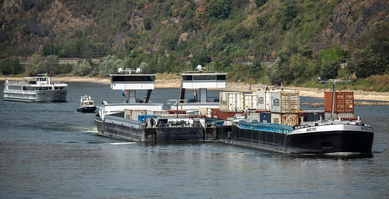 แม่น้ำไรน์ ที่ไหลผ่านช่วงเมือง Kaub ในเยอรมนี ระดับน้ำลดต่ำจนถึงขั้นวิกฤติ ส่งผลกระทบต่อการเดินเรือสินค้าอย่างหนัก